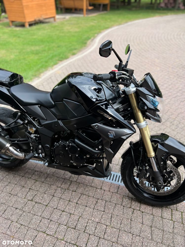 Suzuki GSR - 8
