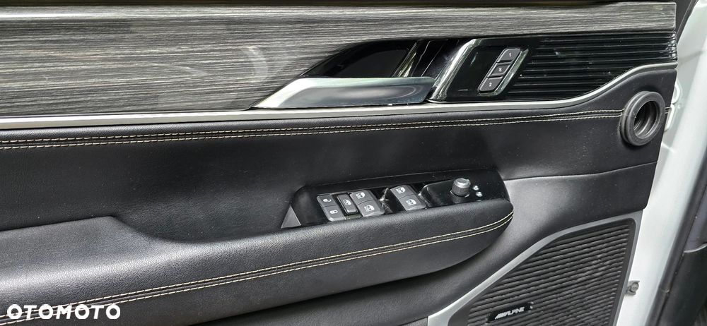 Jeep Wagoneer - 21