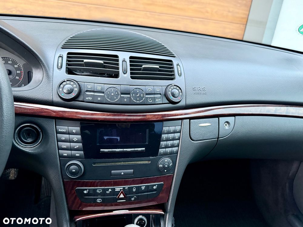 Mercedes-Benz Klasa E 240 T Classic - 23