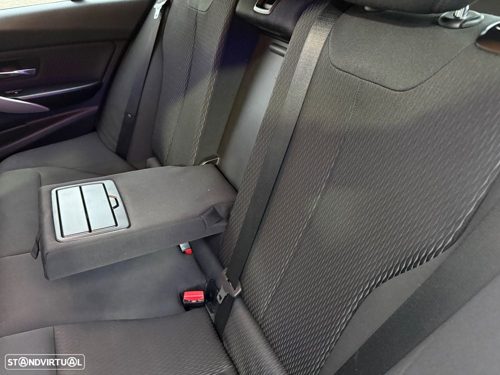 BMW 318 d Touring - 16