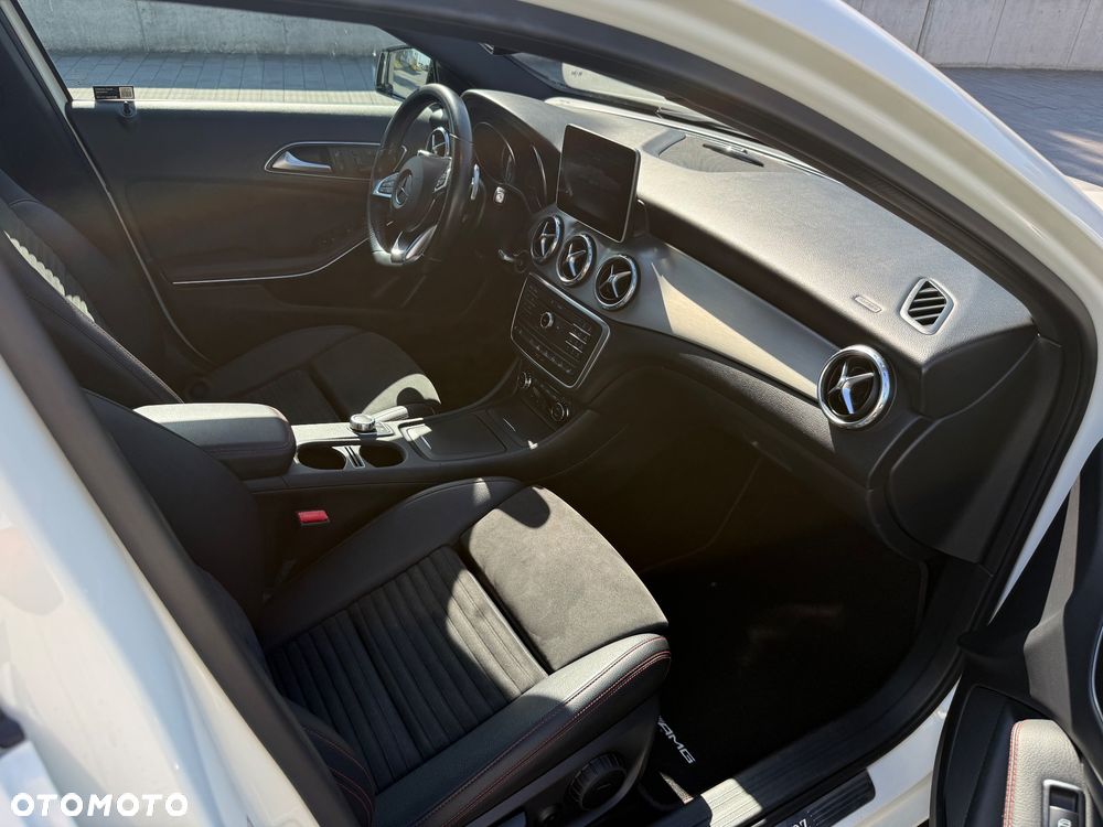 Mercedes-Benz GLA 250 4-Matic AMG Line - 17