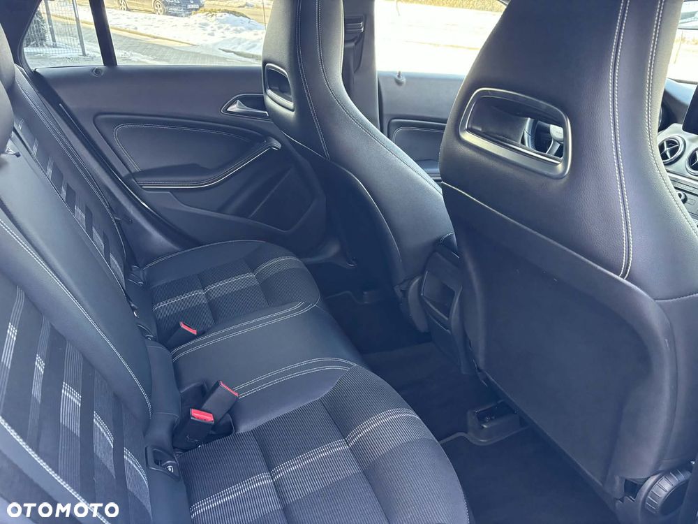 Mercedes-Benz CLA 180 Peak Edition - 32