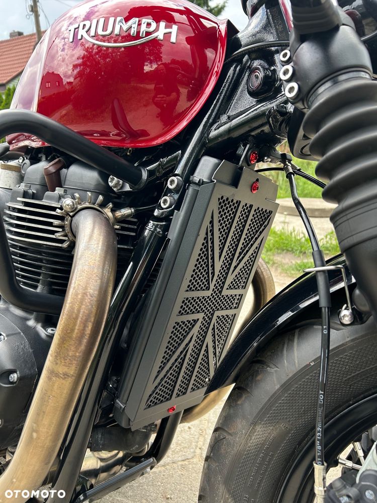Triumph Bonneville Bobber - 3
