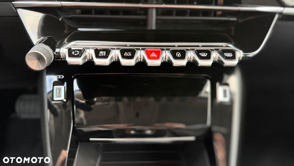 Peugeot 2008 PureTech 130 EAT8 GT - 12