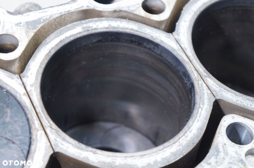 słupek silnik blok cylindry tłok volvo d5244t4 s60 i s80 sprawny - 9