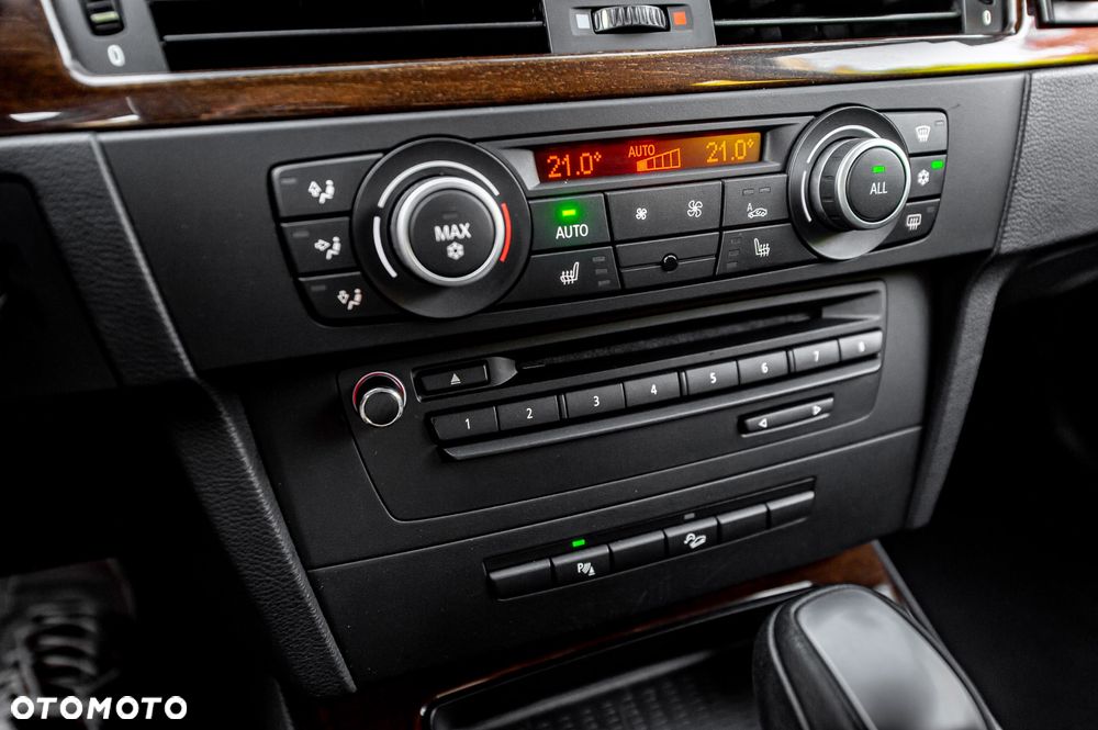 BMW Seria 3 325i xDrive - 28