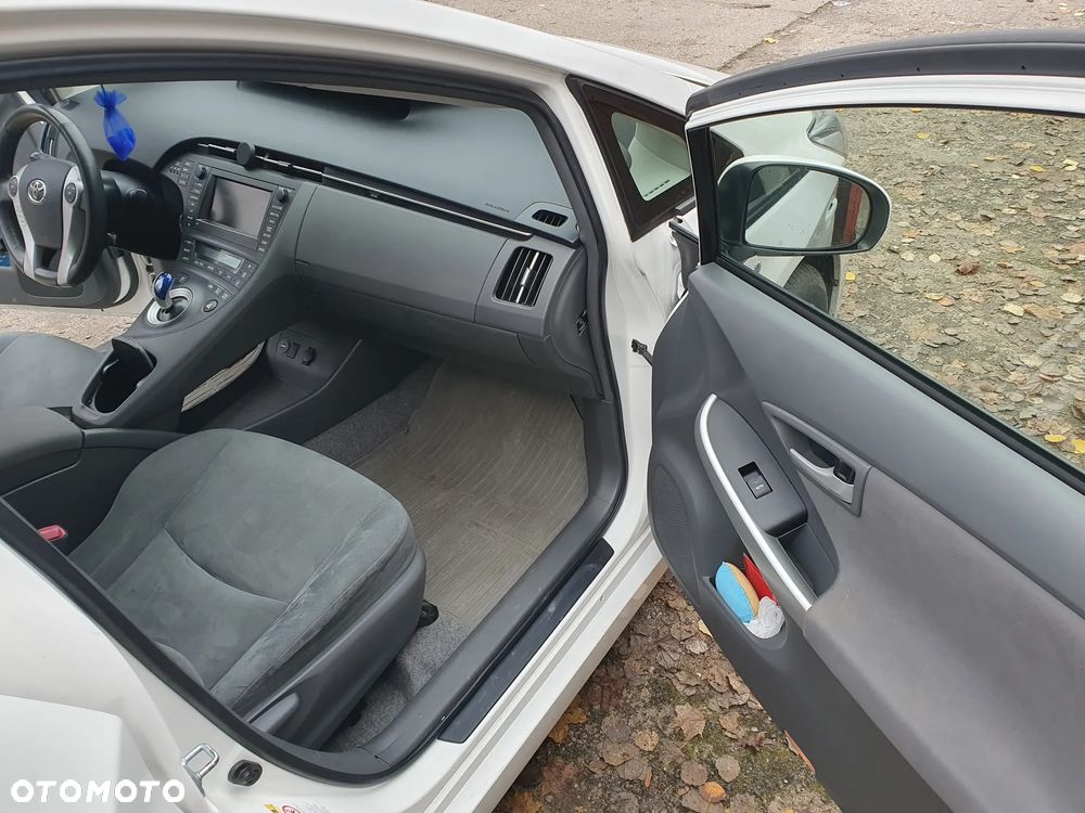 Toyota Prius (Hybrid) - 13