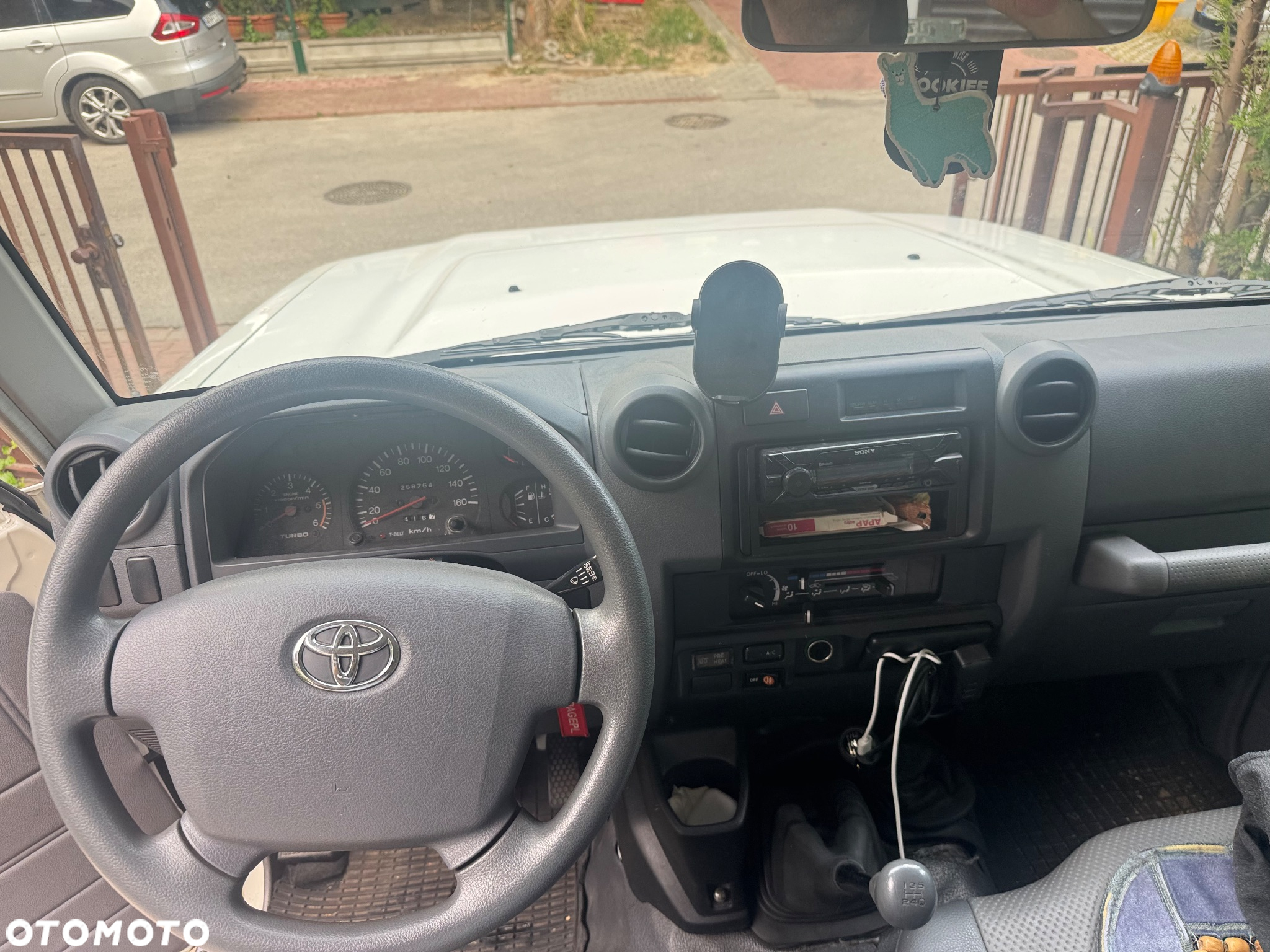 Toyota Land Cruiser - 4
