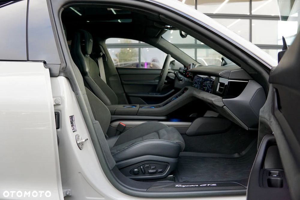 Porsche Taycan GTS - 24
