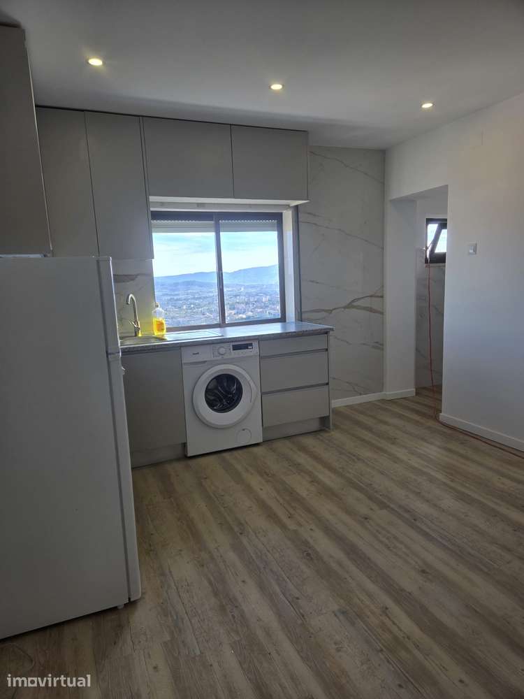 Apartamento T3 com Ar Condicionado e Lavandaria - Grande imagem: 2/14