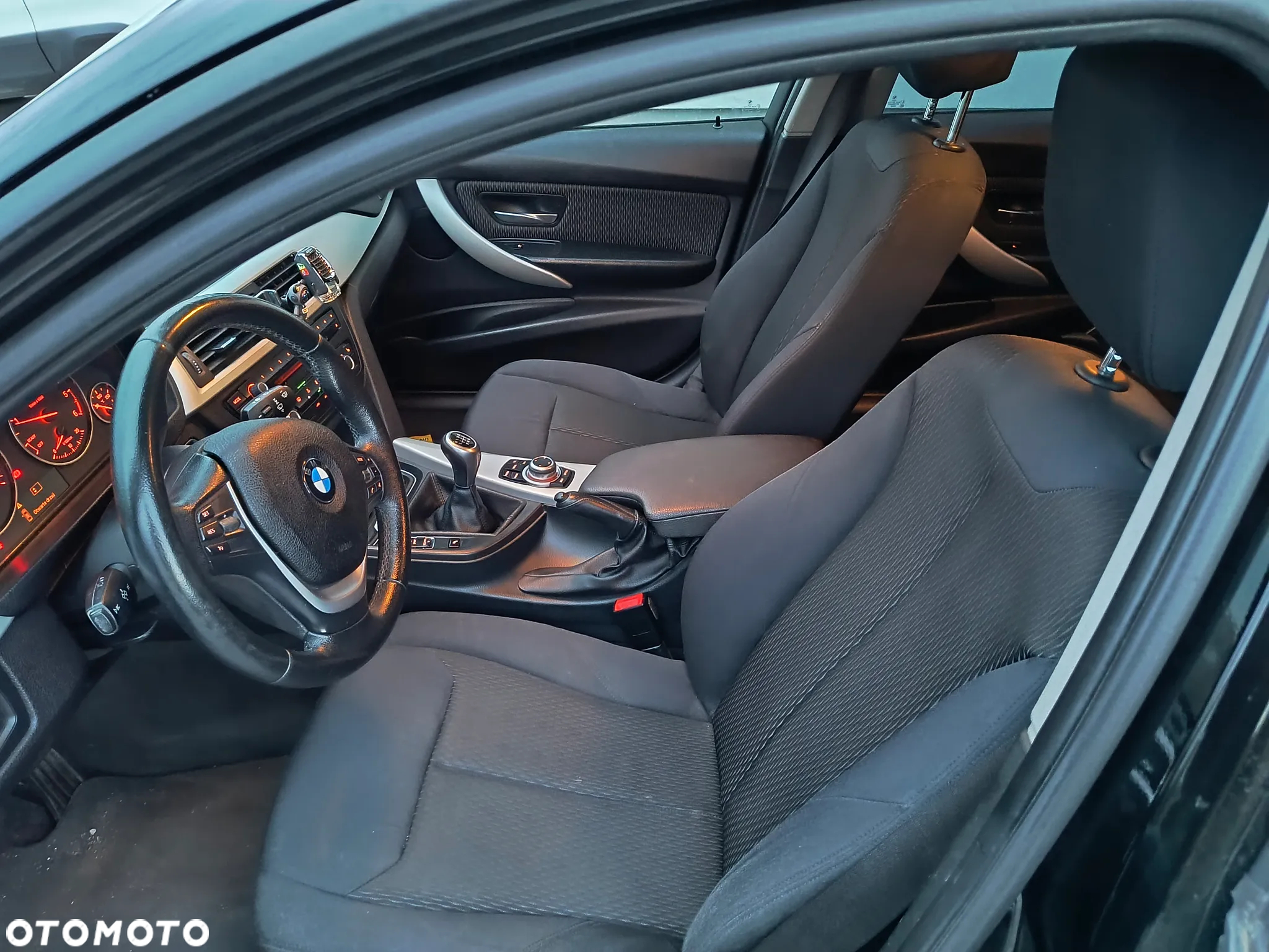 BMW Seria 3 318d Touring - 16