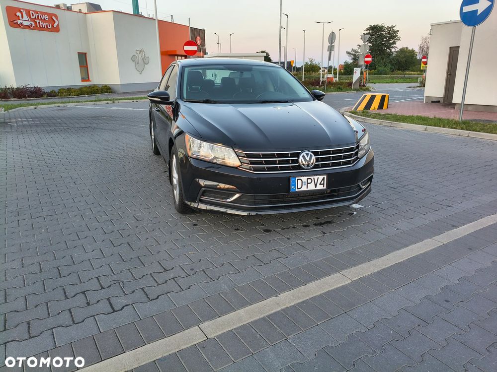 Volkswagen Passat - 1