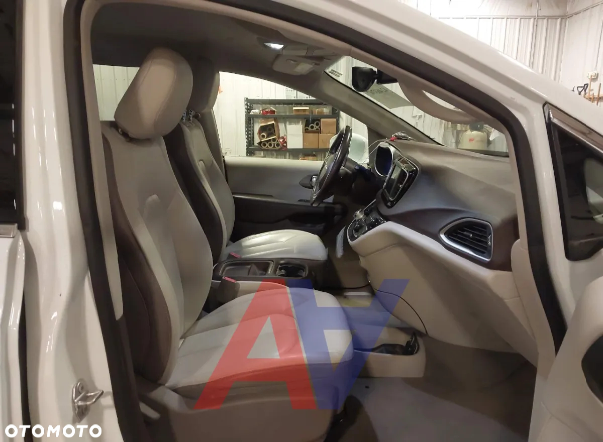 Chrysler Pacifica - 7