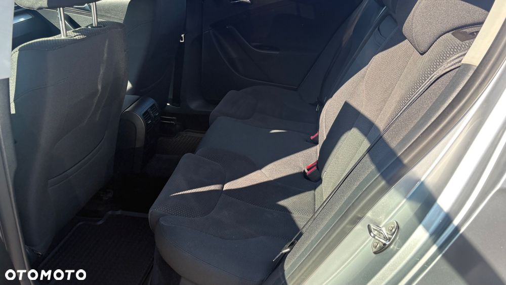 Volkswagen Passat 1.6 FSI Comfortline - 24