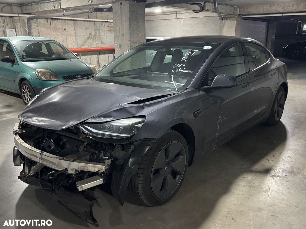 Tesla Model 3 - 4