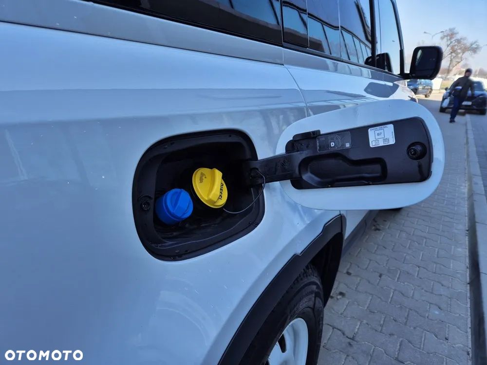 Land Rover Defender - 10