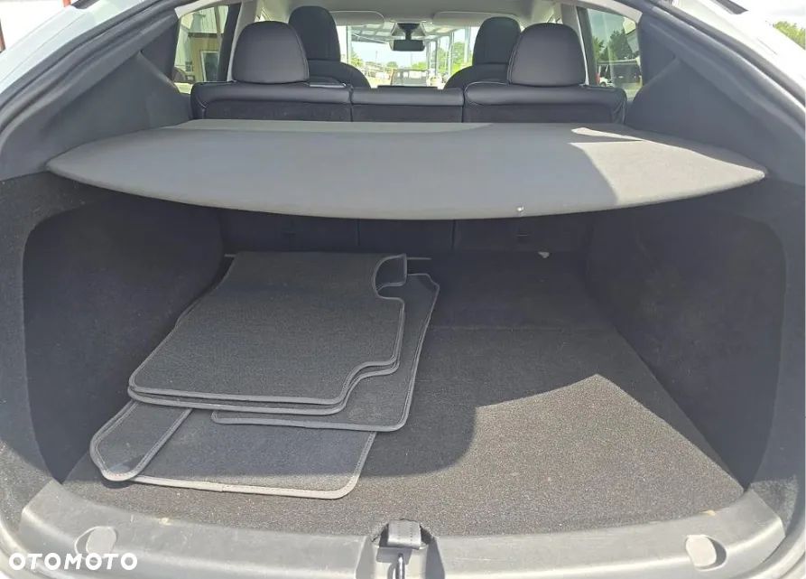 Tesla Model Y Long Range Dual Motor AWD - 12