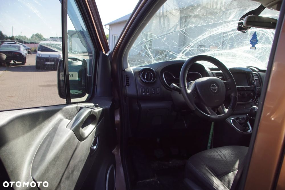 Auto na części - Opel Vivaro B 1.6 CDTI BiTurbo 146 KM R9M452 PF6050 L41R 2018R Silnik Skrzynia Drzwi Zderzak Błotnik Lampa Lusterko Klamka Szyba Deska Kokpit Sterownik Moduł Czujnik Licznik Wyświetlacz Panel Kierownica - 9