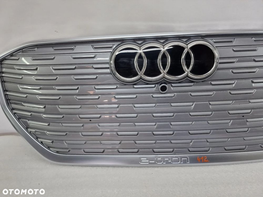 AUDI E-TRON Q4 89A 21- ATRAPA / GRILL PRZEDNI PRZÓD ZE ZNACZKIEM POD RADAR + KAMERA , NR 89A853653A / 89A853651A , NR AUKCJI GL412 - 6
