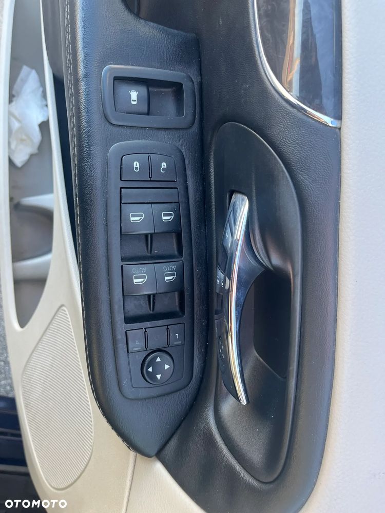 Chrysler Town & Country 3.6 Limited - 13