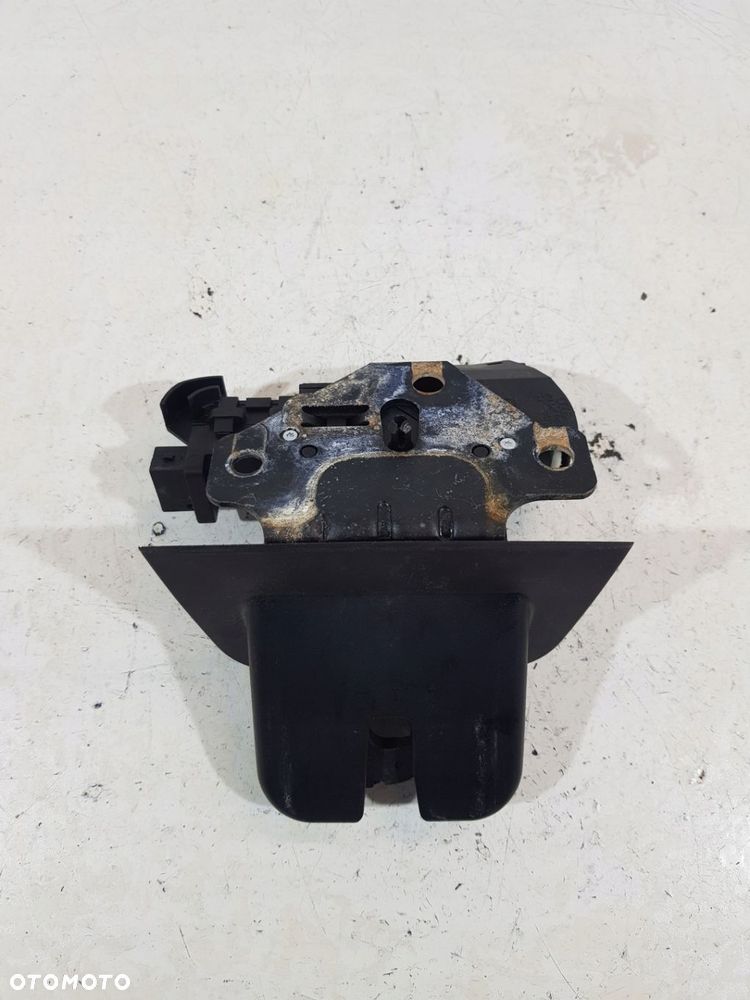 ZAMEK KLAPY BAGAŻNIKA 8P4827505C AUDI A3 8P LIFT EUR 08r 5D - 6