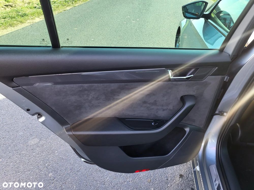 Skoda Superb 2.0 TDI Sportline DSG - 31
