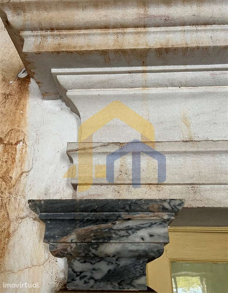 Prédio com habitação e serviços, no centro de Estremoz - Grande imagem: 4/15