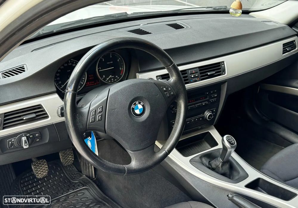 BMW 318 d LifeStyle - 8