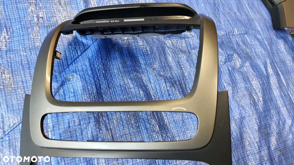 RAMKA PANEL ŚRODKOWY DESKI ROZDZIELCZEJ KONSOLI OSŁONA RADIA WYŚWIETLACZ PRZEŁĄCZNIK GRZANIA PODGRZEWANIA FOTELI 94510-2P105 KIA SORENTO II LIFT - 2