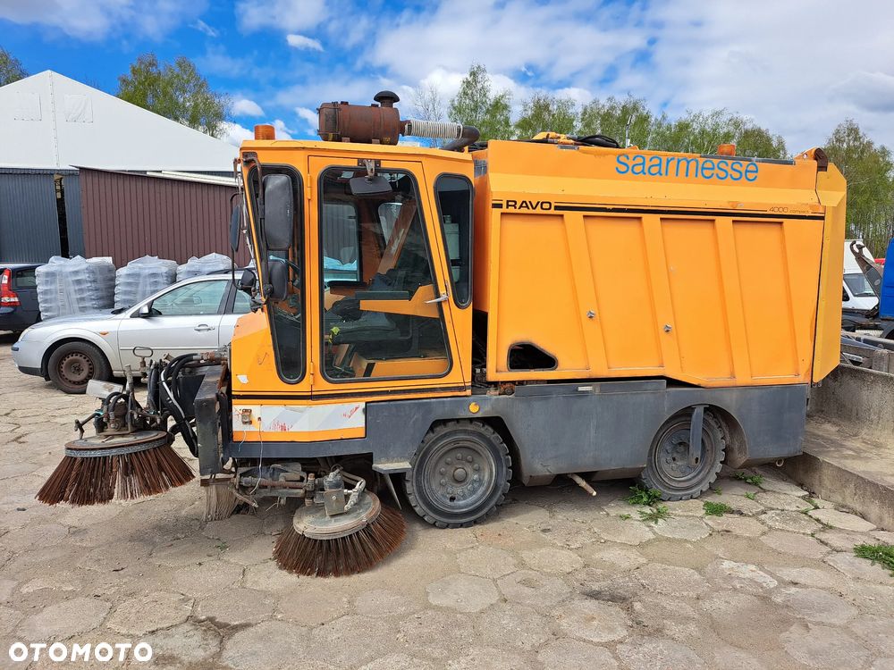 POJAZD SPRZĄTAJĄCY ZAMIATARKA - 1