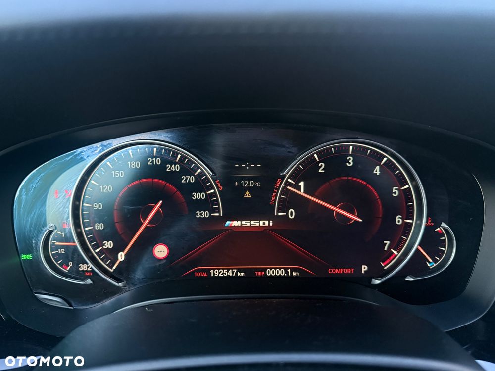 BMW Seria 5 M550i xDrive - 39