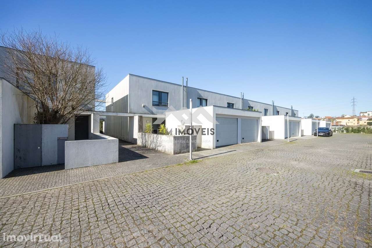 Moradia T3 | Maia | Jardim | Condomínio Fechado | Garagem BOX - Grande imagem: 2/33