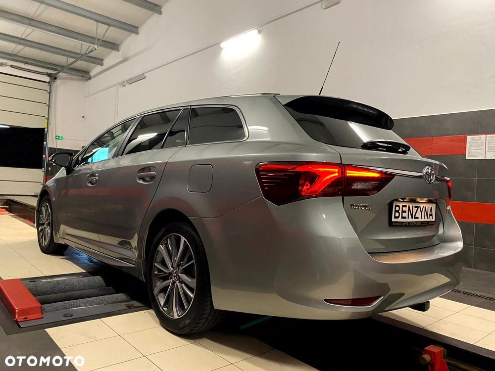 Toyota Avensis Touring Sports 1.8 Executive - 8
