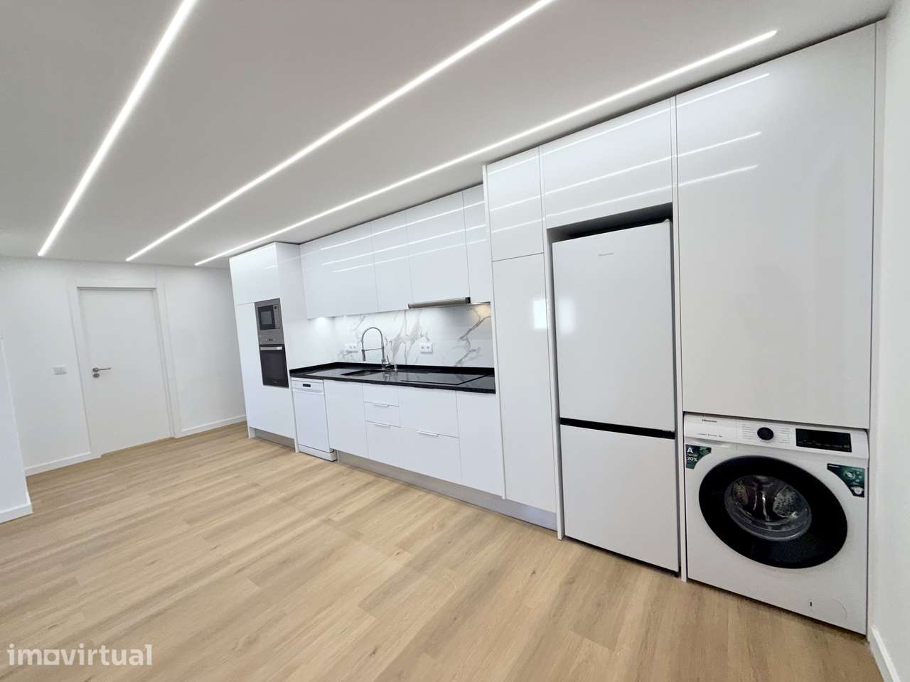 Apartamento T1 transformado em T2, totalmente remodelado com vista mar - Grande imagem: 3/38