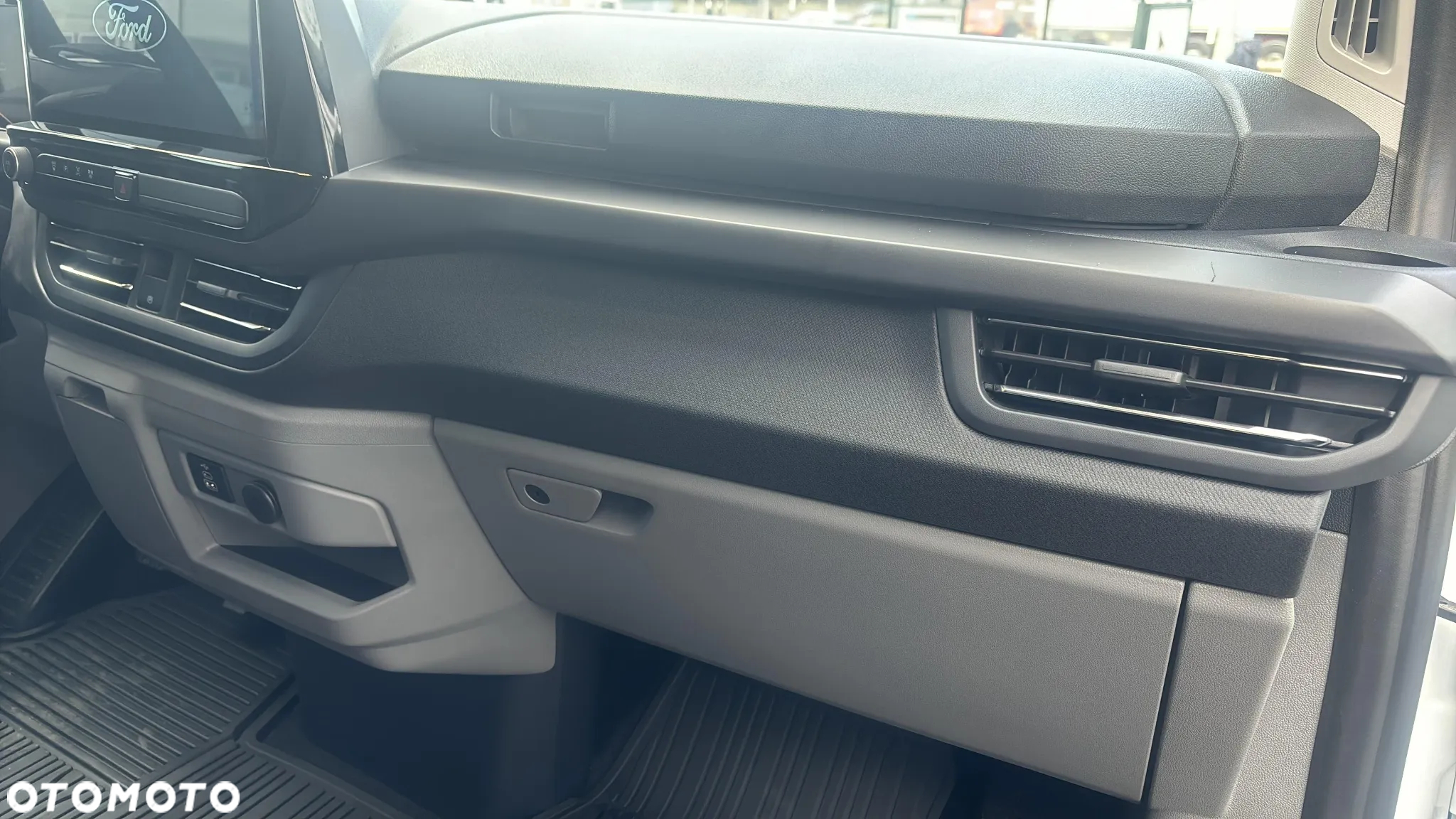 Ford Tourneo Custom 2.0 EcoBlue 320 L2 Titanium - 23