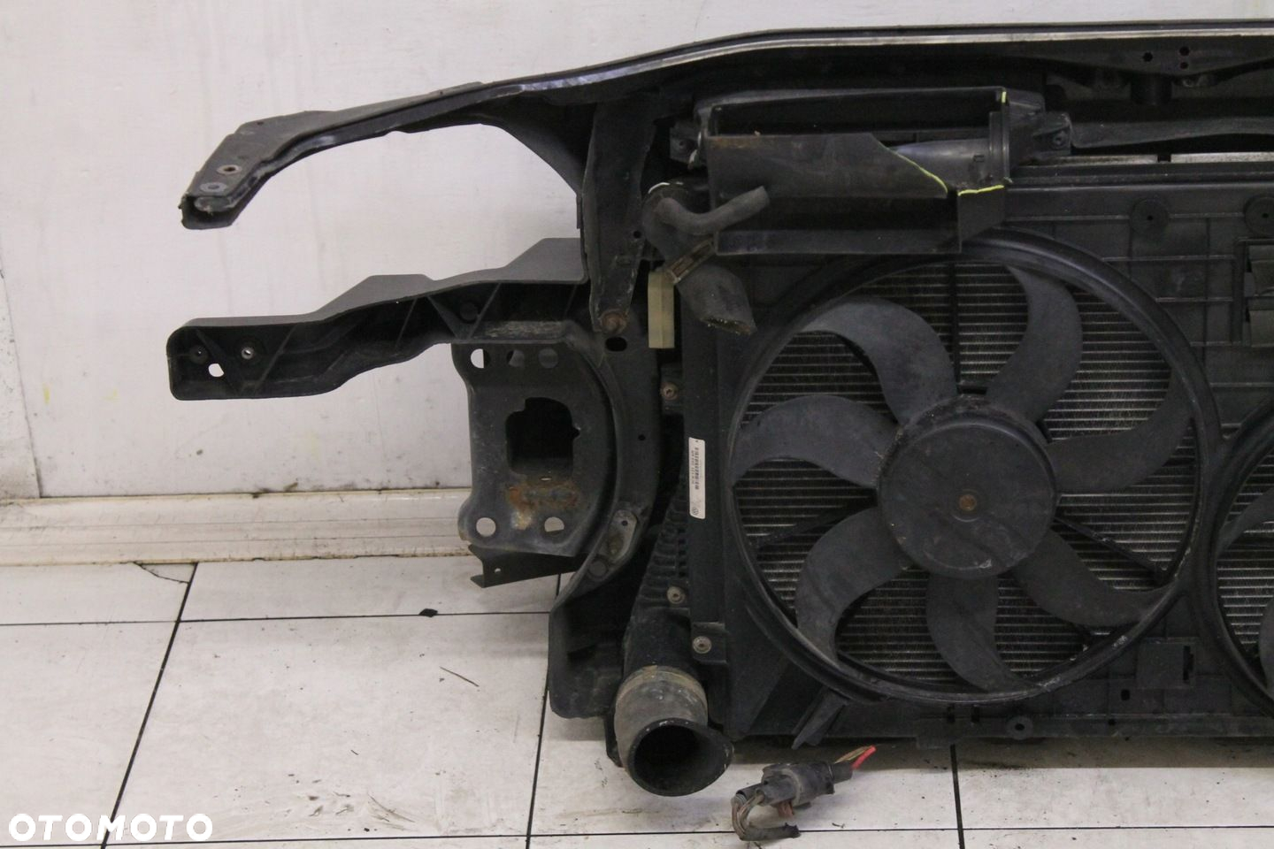 VW PASSAT B6 2.0 TDI 05R- PAS PRZEDNI CHŁODNICE - 10
