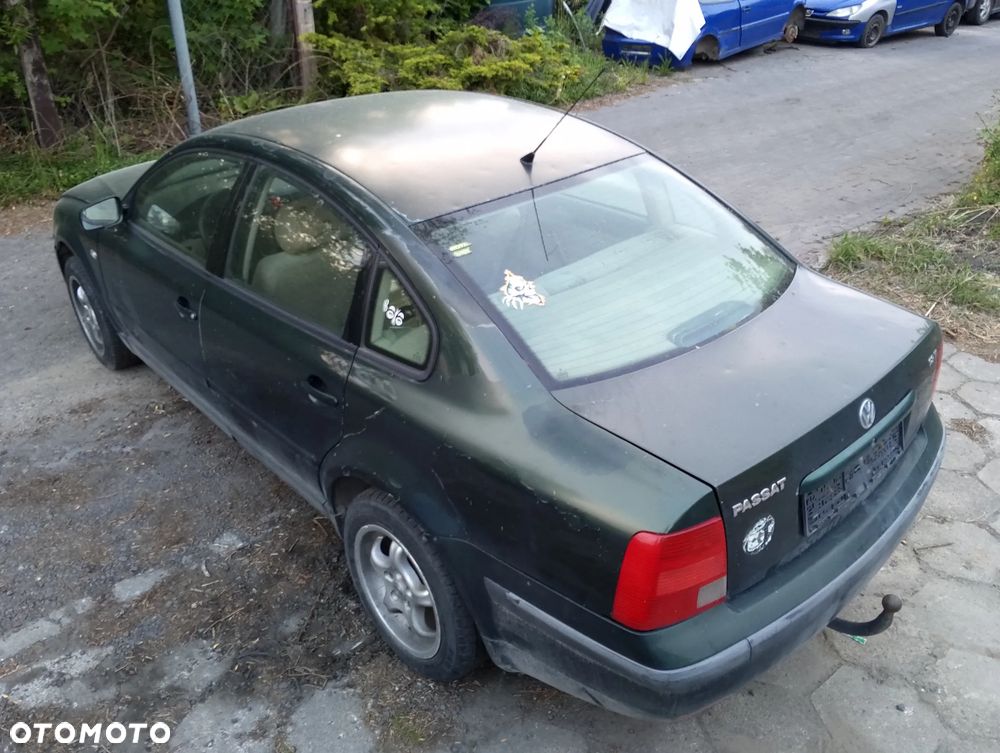 Volkswagen Passat B5 (przed Lift) (97-00r.) 1.8 TB R4 20V 150KM. Silnik AEB,   ANB,  APU,  ATW,  AUG Skrzynia DHW,  DVX,  EHV,  EEN,  DHF,  DHY,  DVZ lakier LC6N.Cały na części. GWARANCJA !!! Przód Tył Zestaw Komplet Drzwi Klapa Zderzak Błotnik Maska Grill Atrapa Szyba Pas Lampa Lusterko Boczki Fotel Kanapa Kokpit Deska Rozdzielcza Przełącznik Włącznik Sterownik Przewody Wiązka Instalacja Moduł Komputer Czujnik Listwa Pompa Alternator Wtryski Głowica Rozrusznik Kompresor Sprzęgło Dwumas Silnik Skrzynia ABS Klimatyzacji Paliwa Wspomagania Kolektor Turbina Przepustnica Zawór Chłodnica Koło Hak Belka Sanki Zawieszenie Mcpherson Półoś Amortyzator Wydech Tłumik Zacisk Most - 3