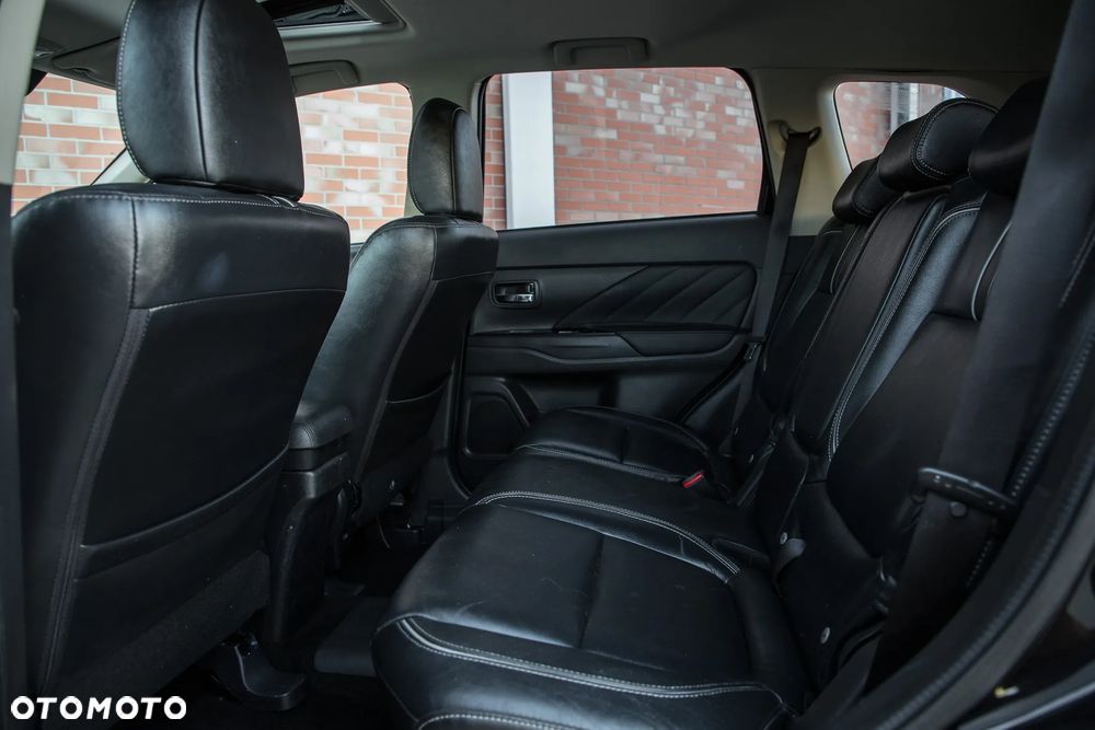 Mitsubishi Outlander Instyle NAVI + - 27