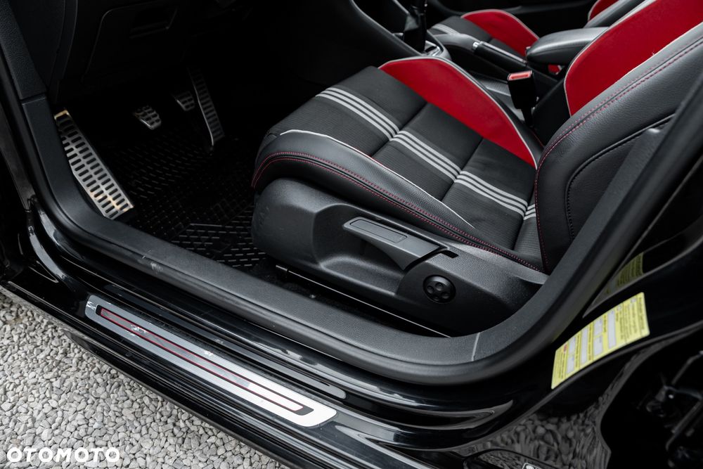 Volkswagen Golf 2.0 GTI adidas - 19