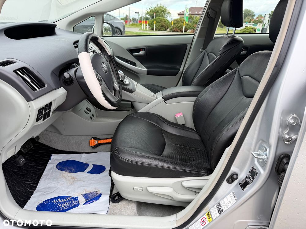 Toyota Prius 1.8 HSD Prestige - 9