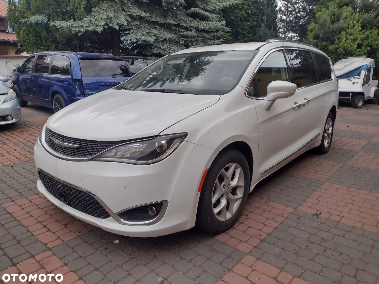Chrysler Pacifica - 2