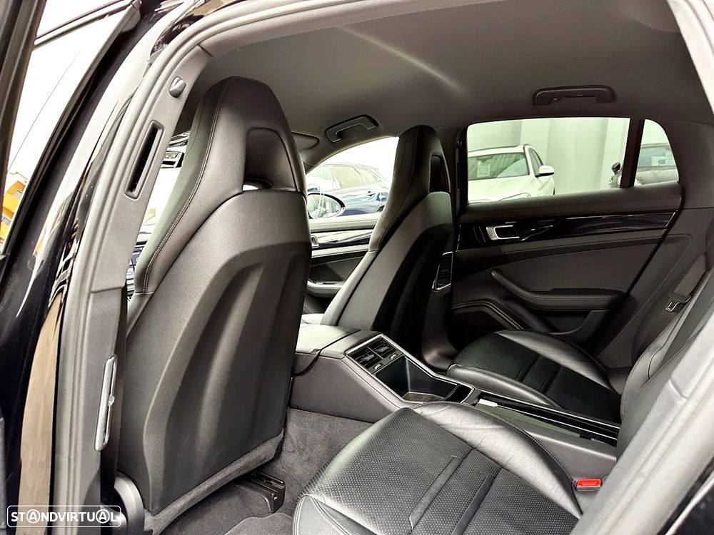 Porsche Panamera 4 E-Hybrid - 36