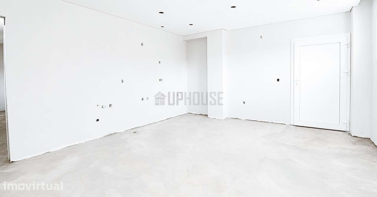 Andar Moradia T1 com Logradouro em Remodelação - A 2 Minutos do Centro - Grande imagem: 2/7