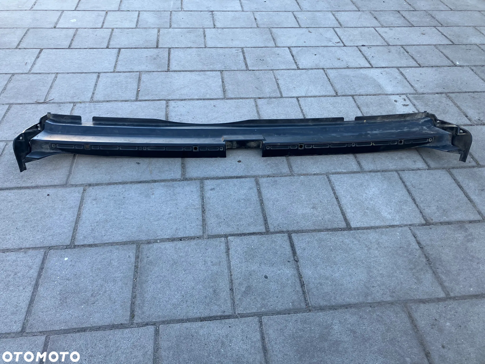 OSŁONA PASA TYŁ BMW E34 SEDAN WNĘKA BAGAŻNIKA PLASTIK 8126559 MASKOWNICA ZAMKA KLAPY - 5