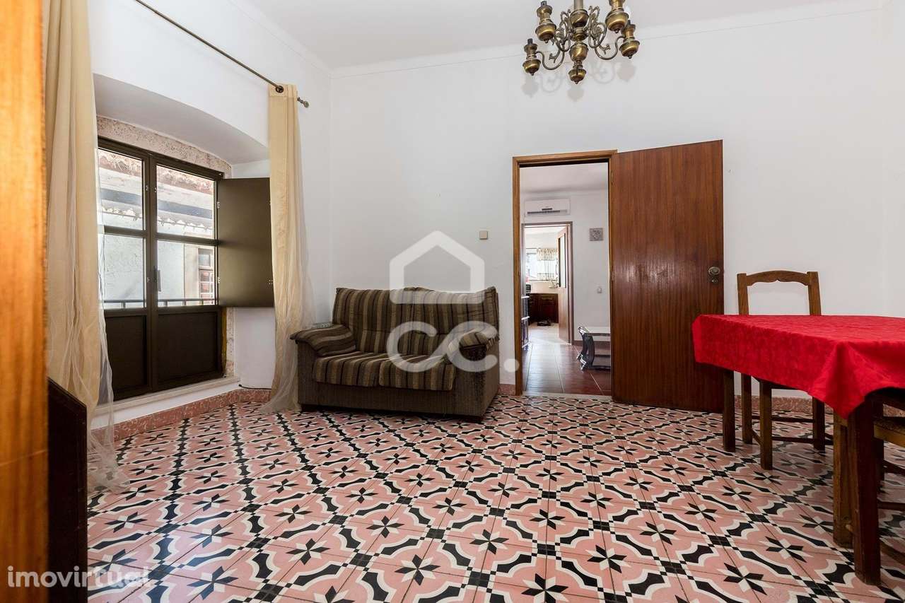 Prédio de Gaveto com Duas Moradias Independentes no Centro de Borba - Grande imagem: 2/41