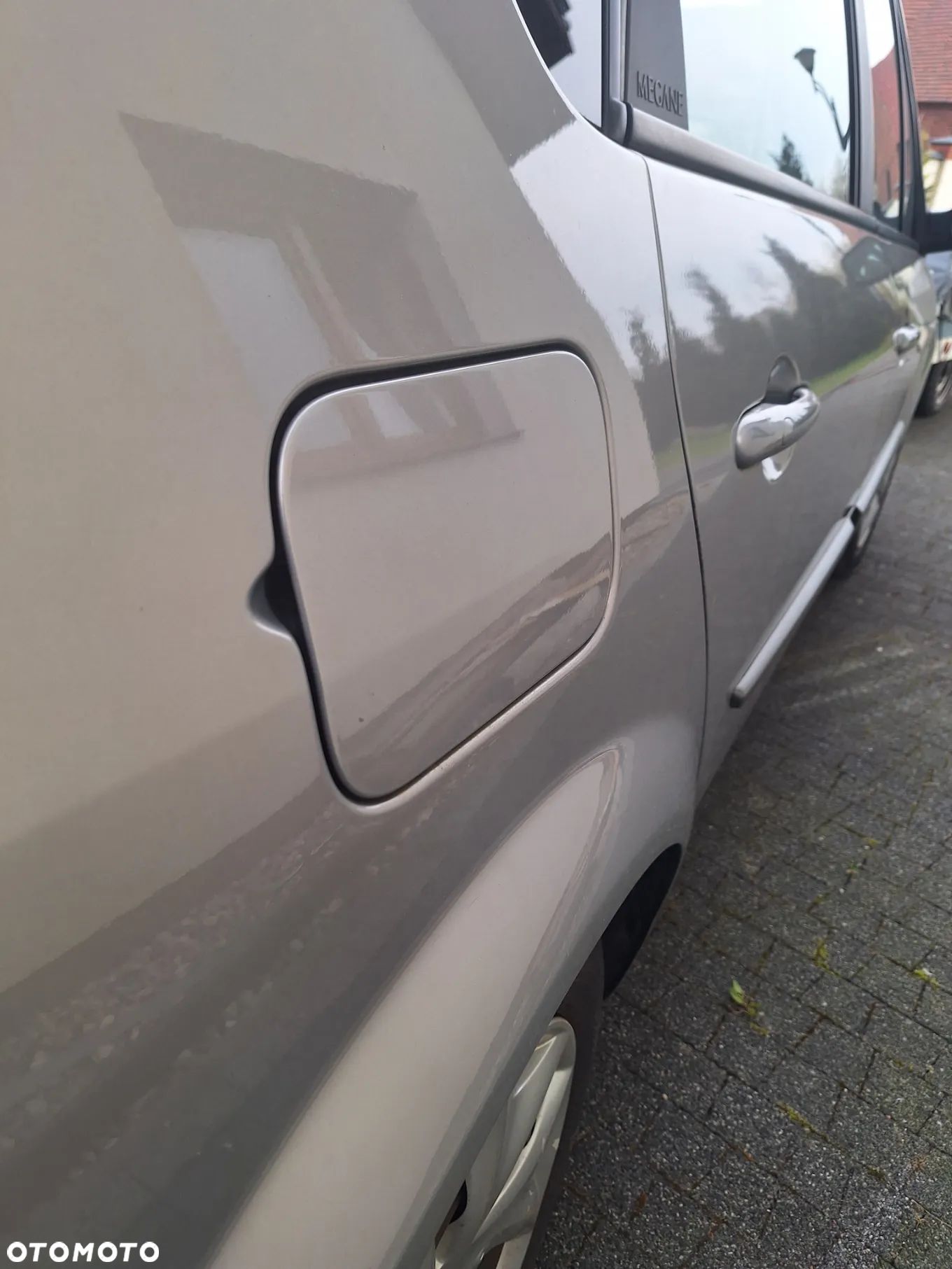 RENAULT SCENIC II klapka wlewu paliwa - 1