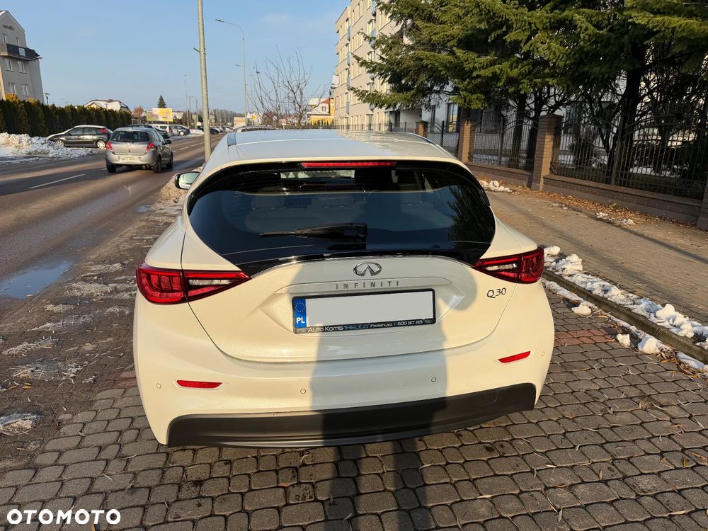 Infiniti Q30 1.5d Premium Tech Gallery White - 6