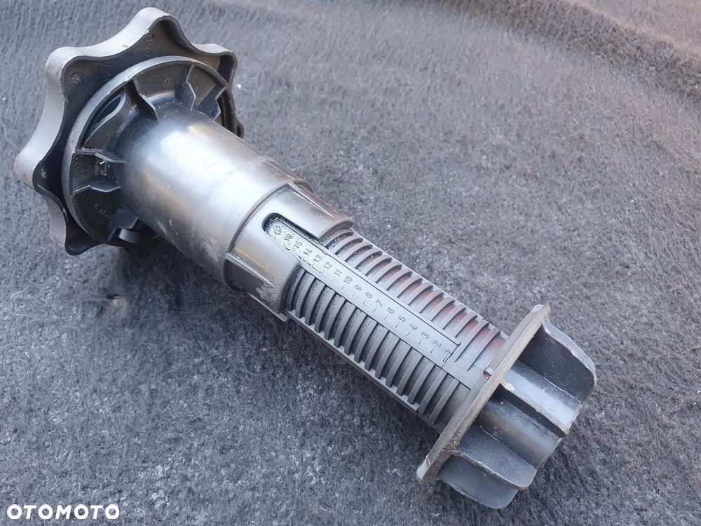 Śruba mocująca koło zapasowe Audi 8E0803899B A4 B6 - 3