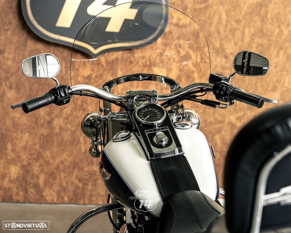 Harley-Davidson FLST Softail Deluxe - 16