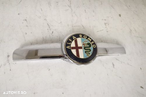 ornament grila centrala original crom cu emblema in stare buna alfa ro - 3